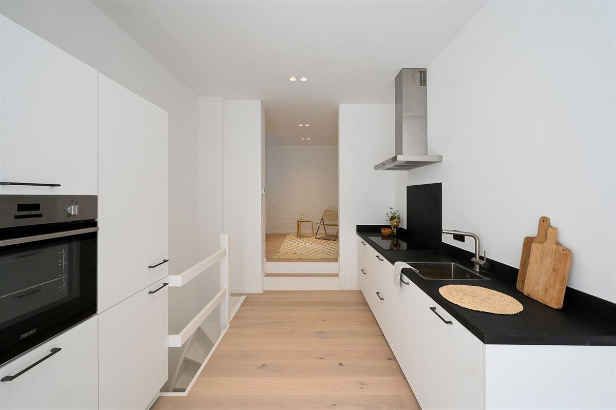 Volledig gerenoveerde opbrengsteigendom met 2 vergunde duplex-appartementen  foto 8