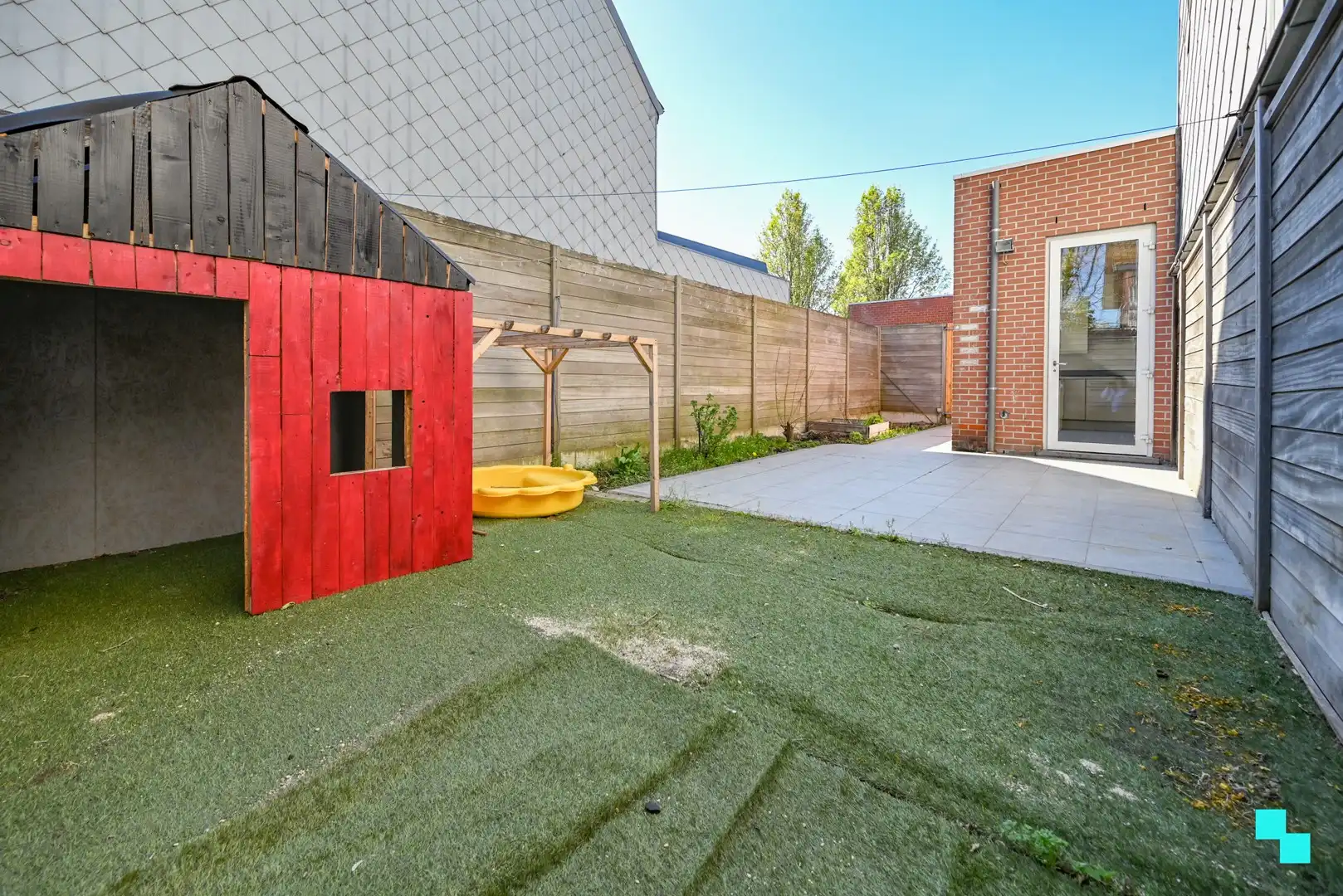 Riante halfopen woning met garage foto 21