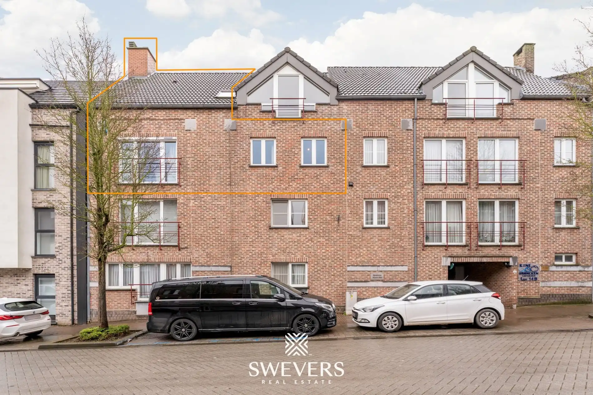Hoogwaardig appartement met private lift en zolder in hartje Borgloon foto {{pictureIndex}}