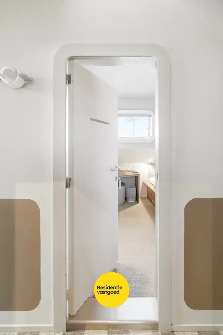 Unieke woonboot met B&B en vergunde ligplaats in Plassendale foto 23