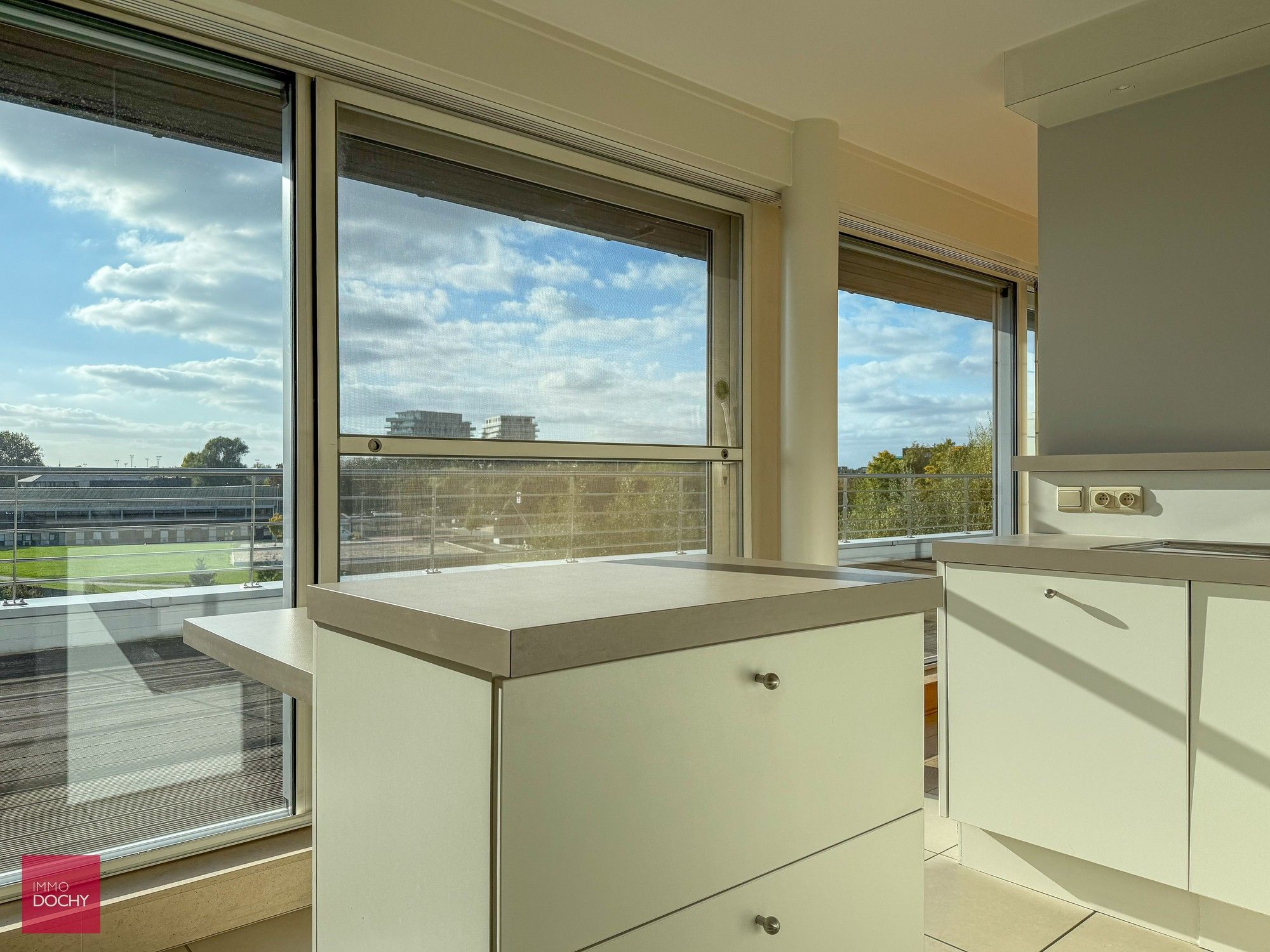 Instapklare PENTHOUSE met grote terrassen en groen verzicht | Potegemstraat foto 4