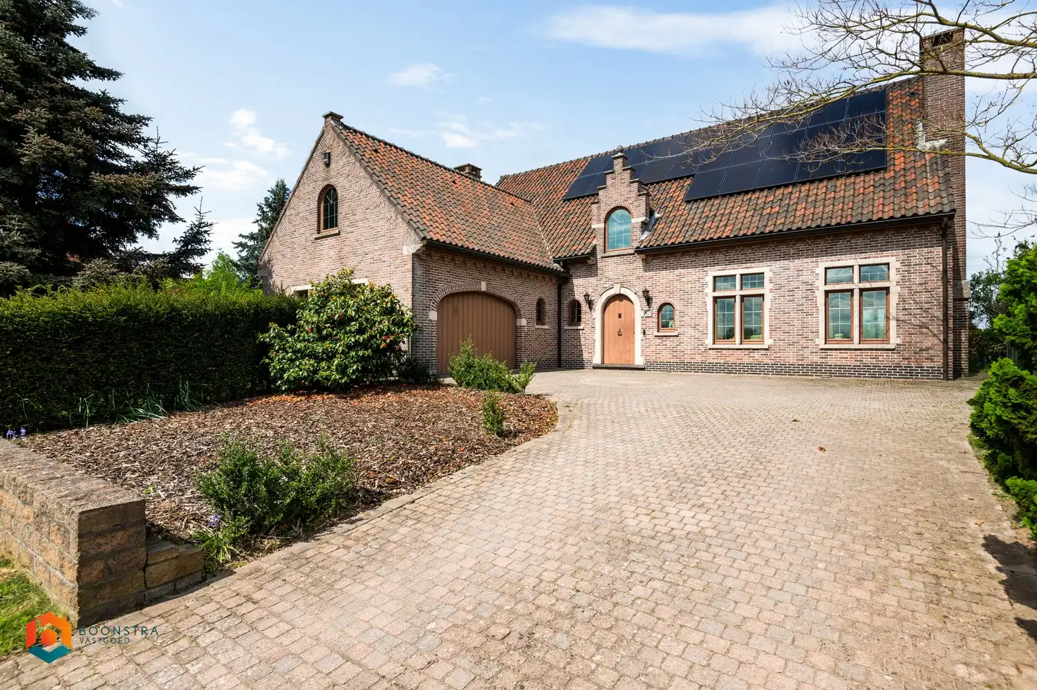 Karaktervolle woning met 5 slpkrs en tuin op perceel van 1250 m² te Putte foto {{pictureIndex}}