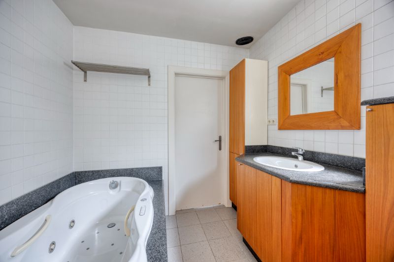 Karaktervolle woning met grote tuin en achteruitweg foto 18