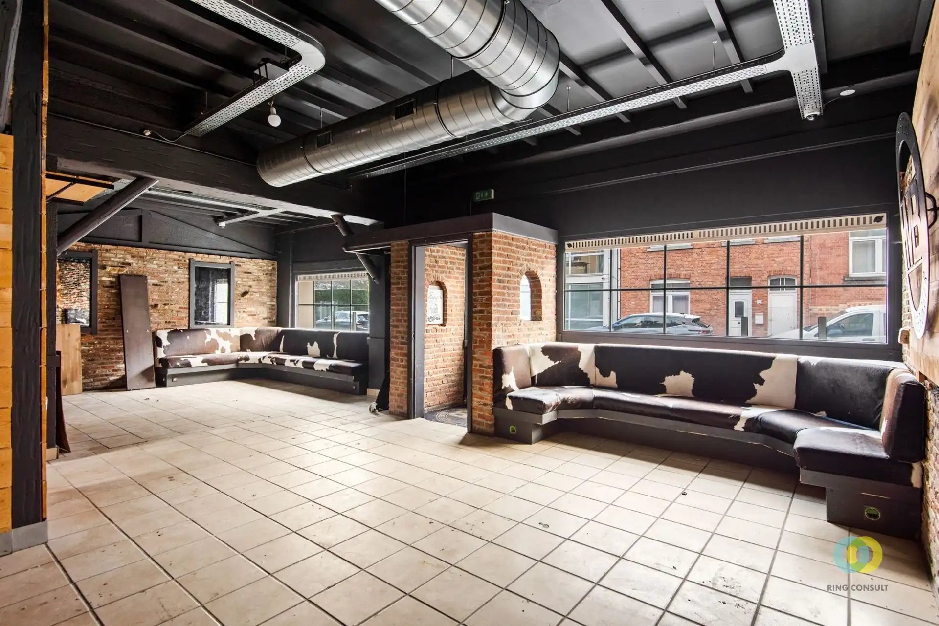 Handelshuis met bovenliggend duplexappartement foto 2