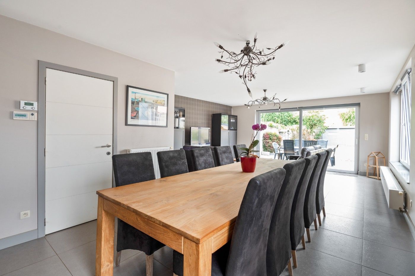 Vrijstaande woning met 3 slpk., brede oprit en tuin foto 7