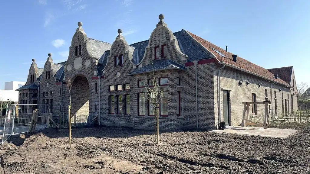 Kantoor te huur in prachtig gerenoveerde vierkantshoeve te Zwijnaarde foto {{pictureIndex}}