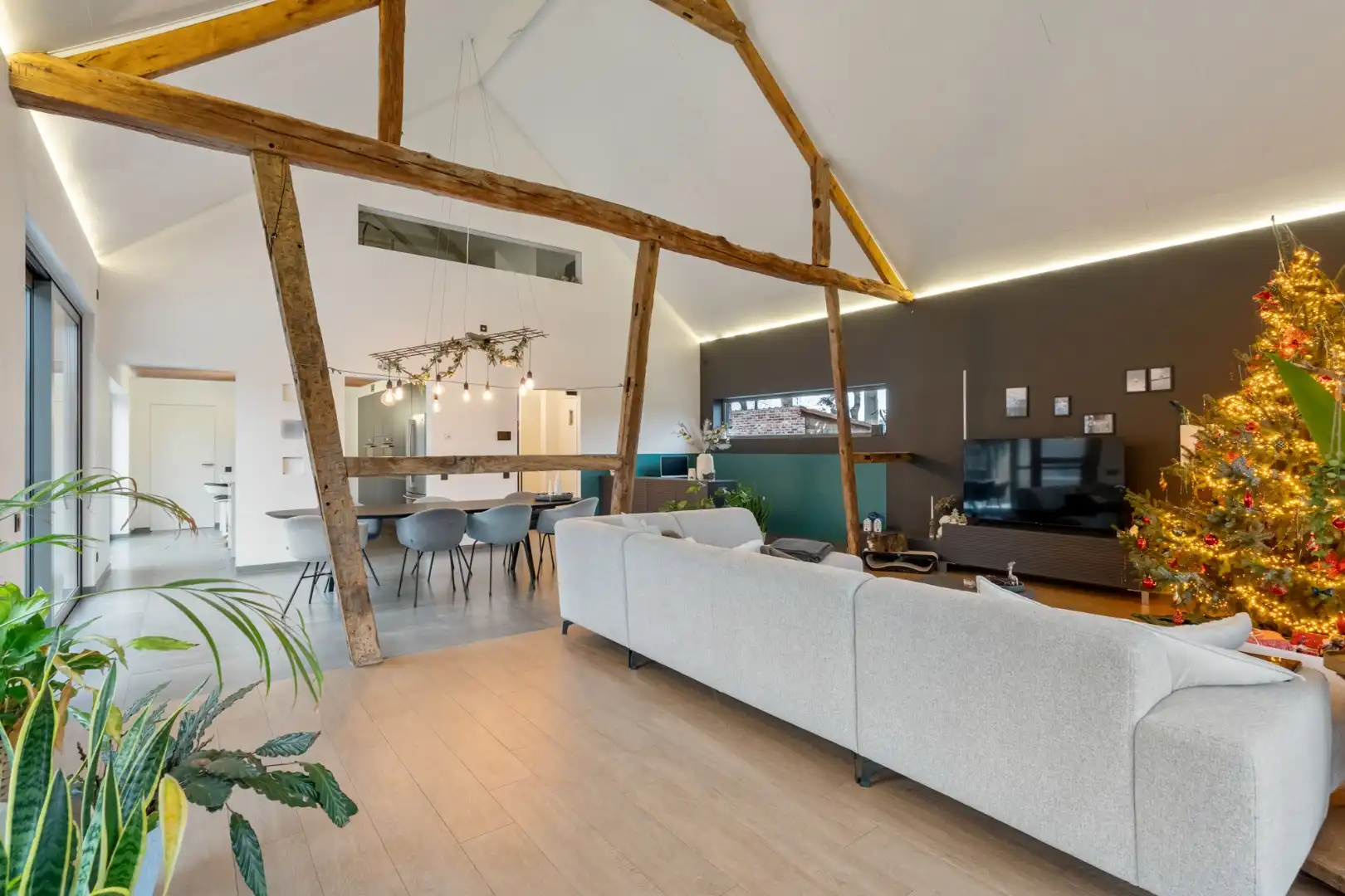 Uniek landhuis op een perceel van +/- 27 are in een GROENE oase foto 7