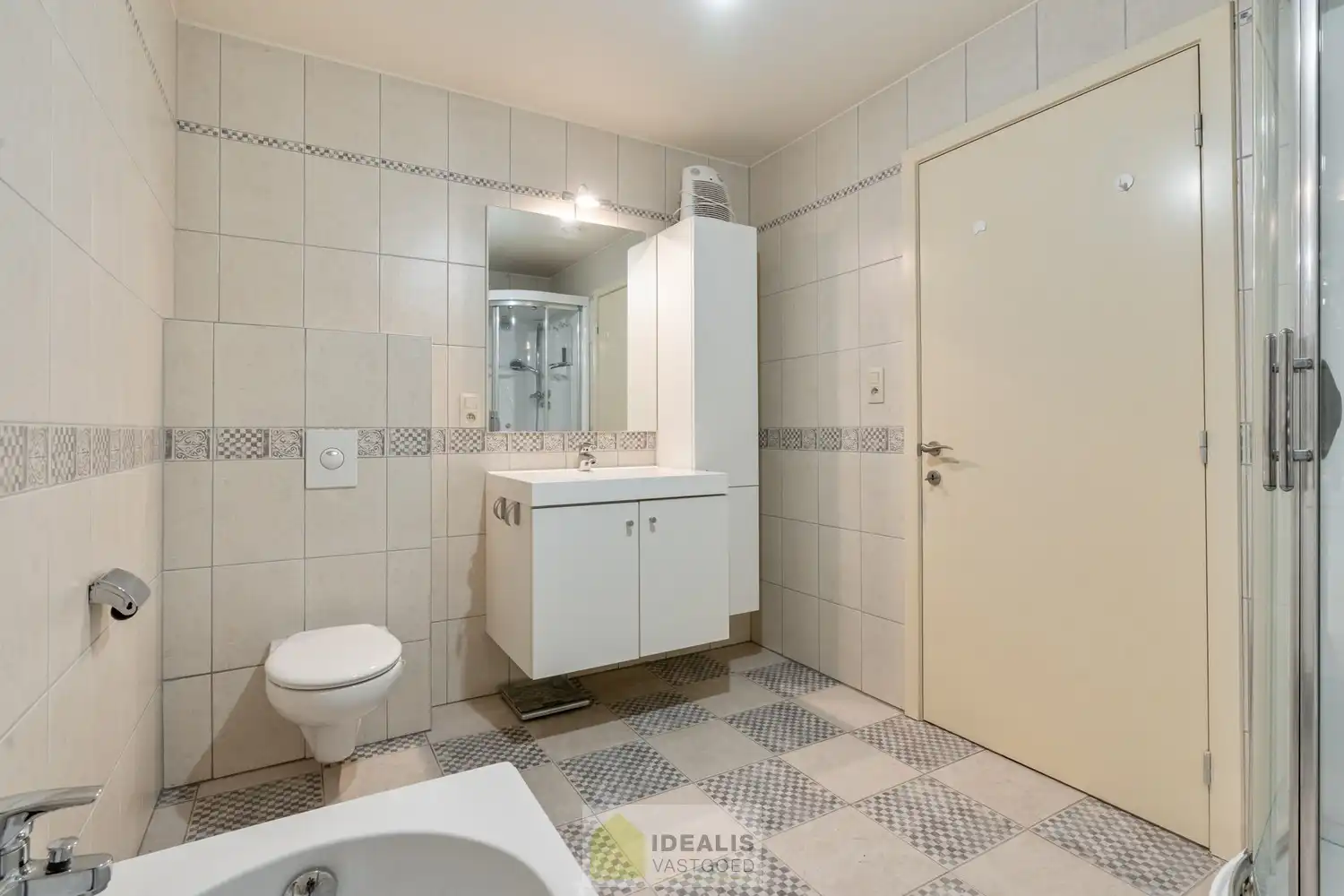 IDEALIS VASTGOED - PRACHTIG  EN LUXUEUS GELIJKVLOERS APPARTEMENT VAN MAAR LIEFST +-122M² IN EEN KLEINSCHALIGE RESIDENTIE MET 2 SLAAPKAMERS, AANGENAME LEEFRUIMTE MET AANSLUITEND KEUKEN MET KEUKENEILAND, BADKAMER VOORZIEN VAN BAD EN DOUCHE, ZEER RUIME GARAGE (+-28M²) EN TERRAS MET AANGELEGDE TUIN . Zeer geschikt voor kandidaten op zoek naar betaalbare woonruimte in zeer goede staat vlak bij de stadskern van Bree! foto 17