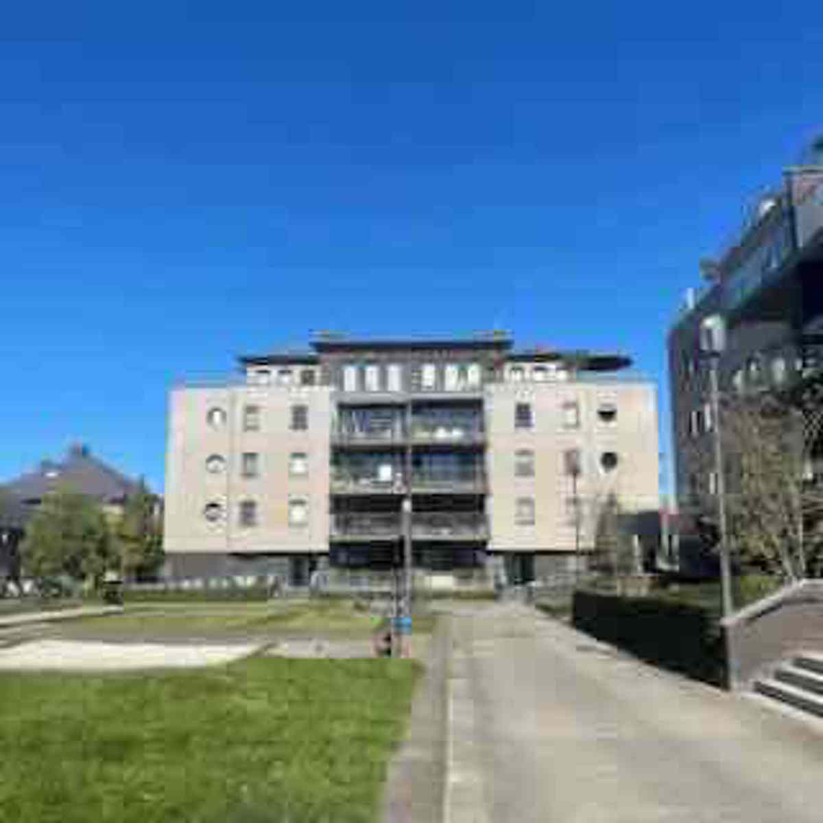 2-slaapkamerappartement met autostaanplaats en terras foto {{pictureIndex}}
