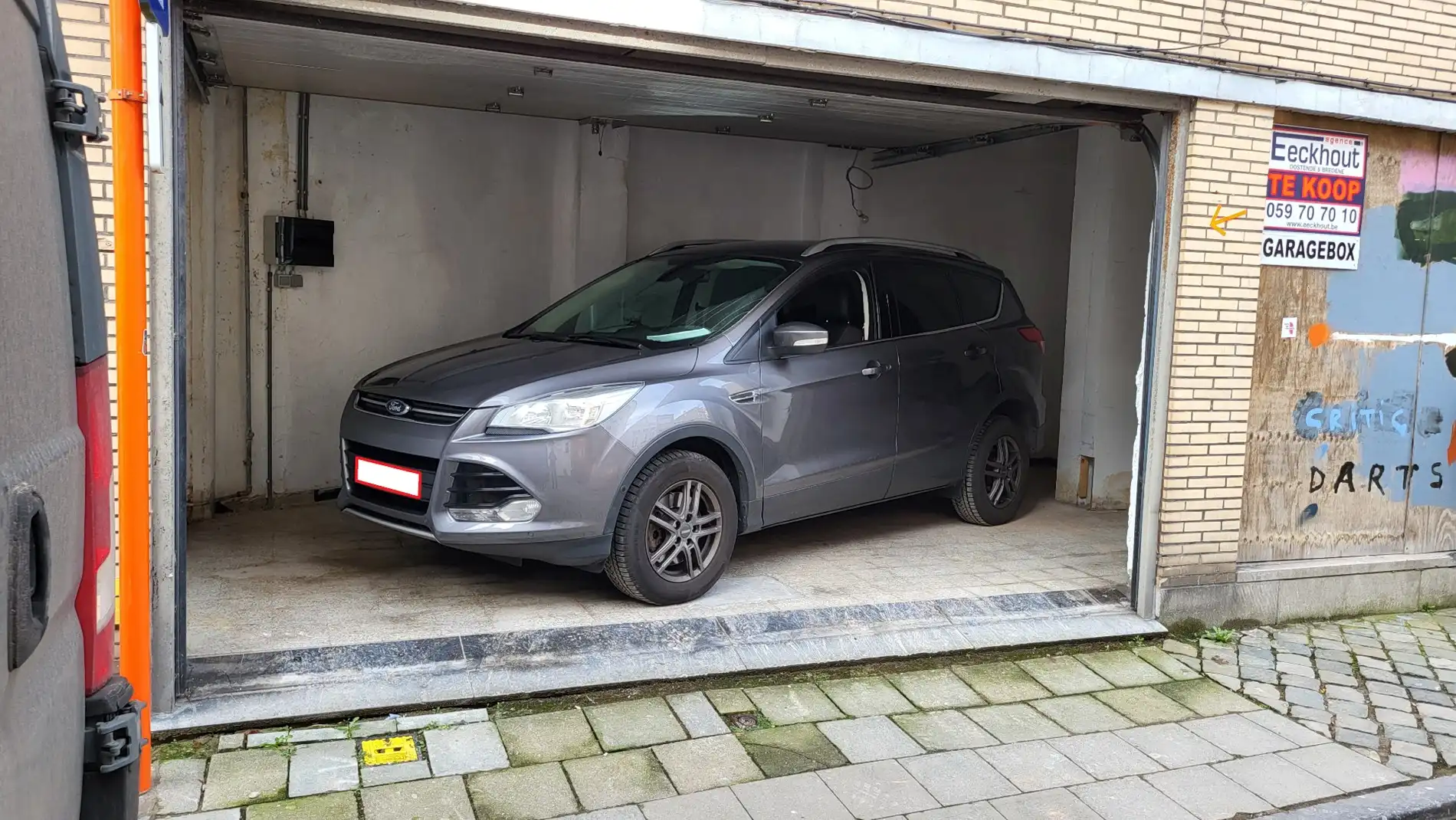 Ruime afgesloten parkeergarage foto 2