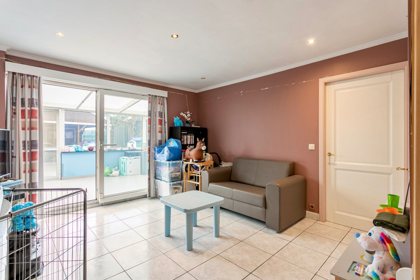 Ruime, te renoveren woning met 3 slpk en garage foto 8