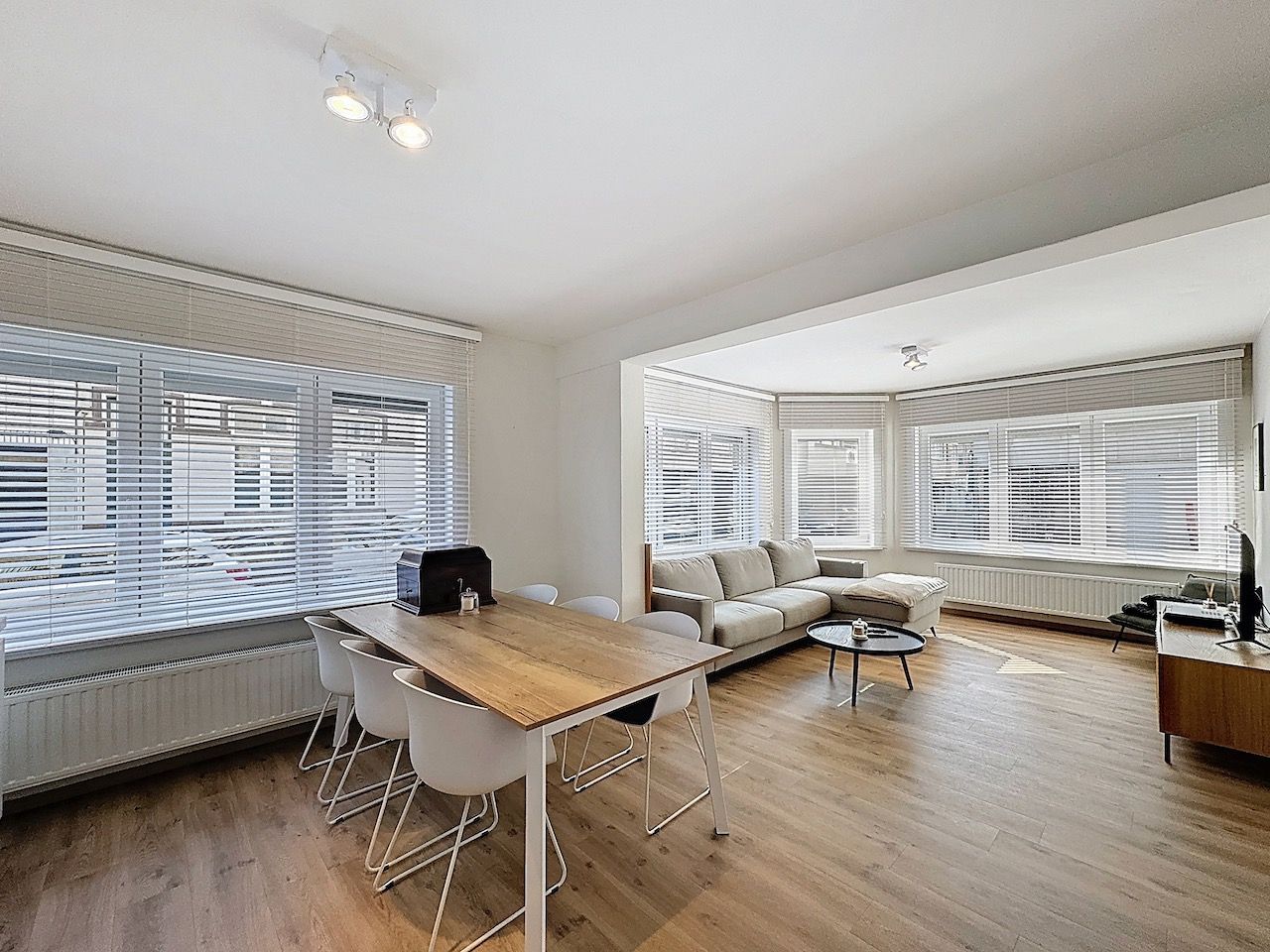 Volledig gemeubeld eigentijds appartement op een boogscheut van de Zeedijk. foto 6
