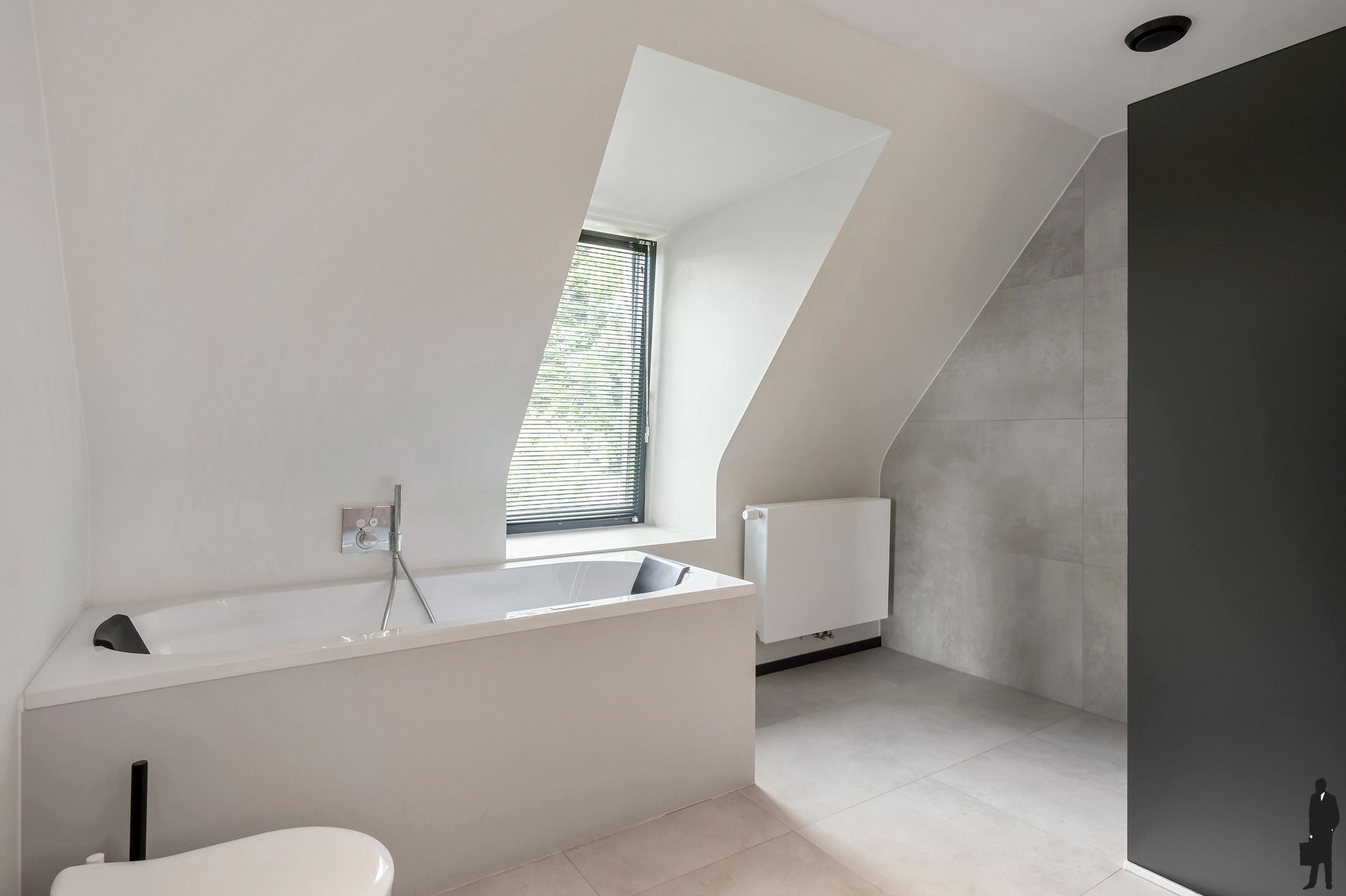 Gerenoveerde villa op 1.900 m² nabij de Nederlandse grens foto 24
