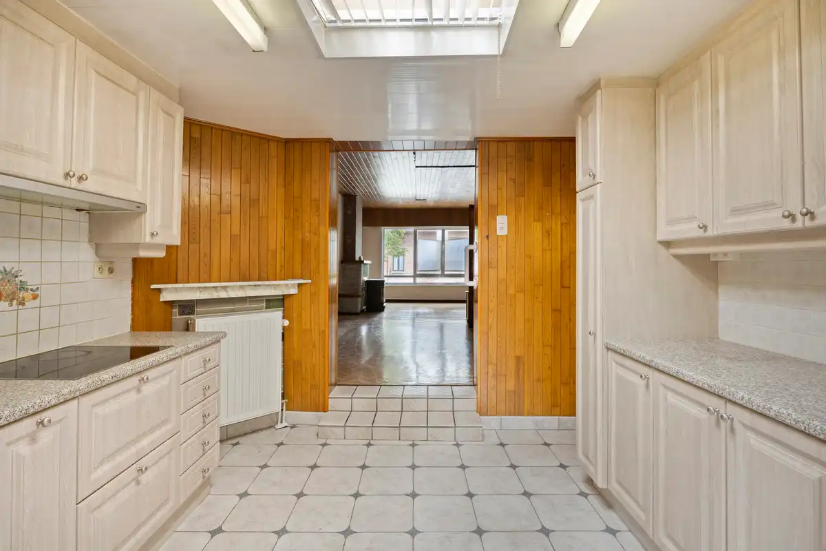 Te renoveren woning met grote garage foto 9