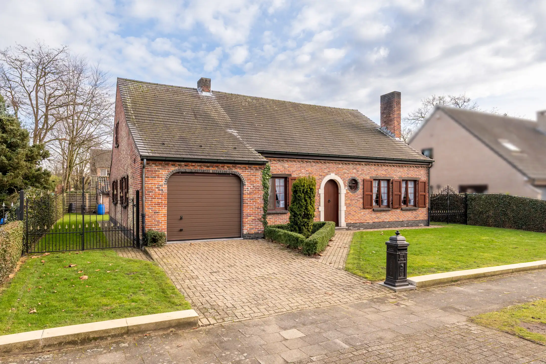 Vrijstaande woning met garage in doodlopende straat foto {{pictureIndex}}