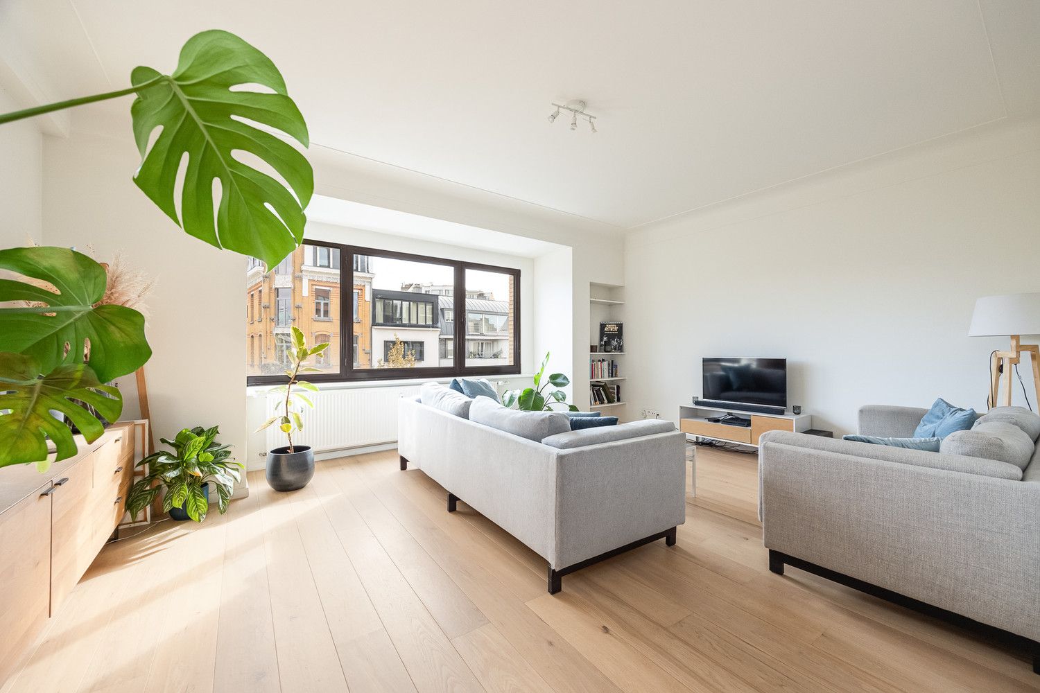 Totaalgerenoveerd appartement aan de Vogelenmarkt (90m²) in mooi Art-décogebouw te hartje Antwerpen foto 1