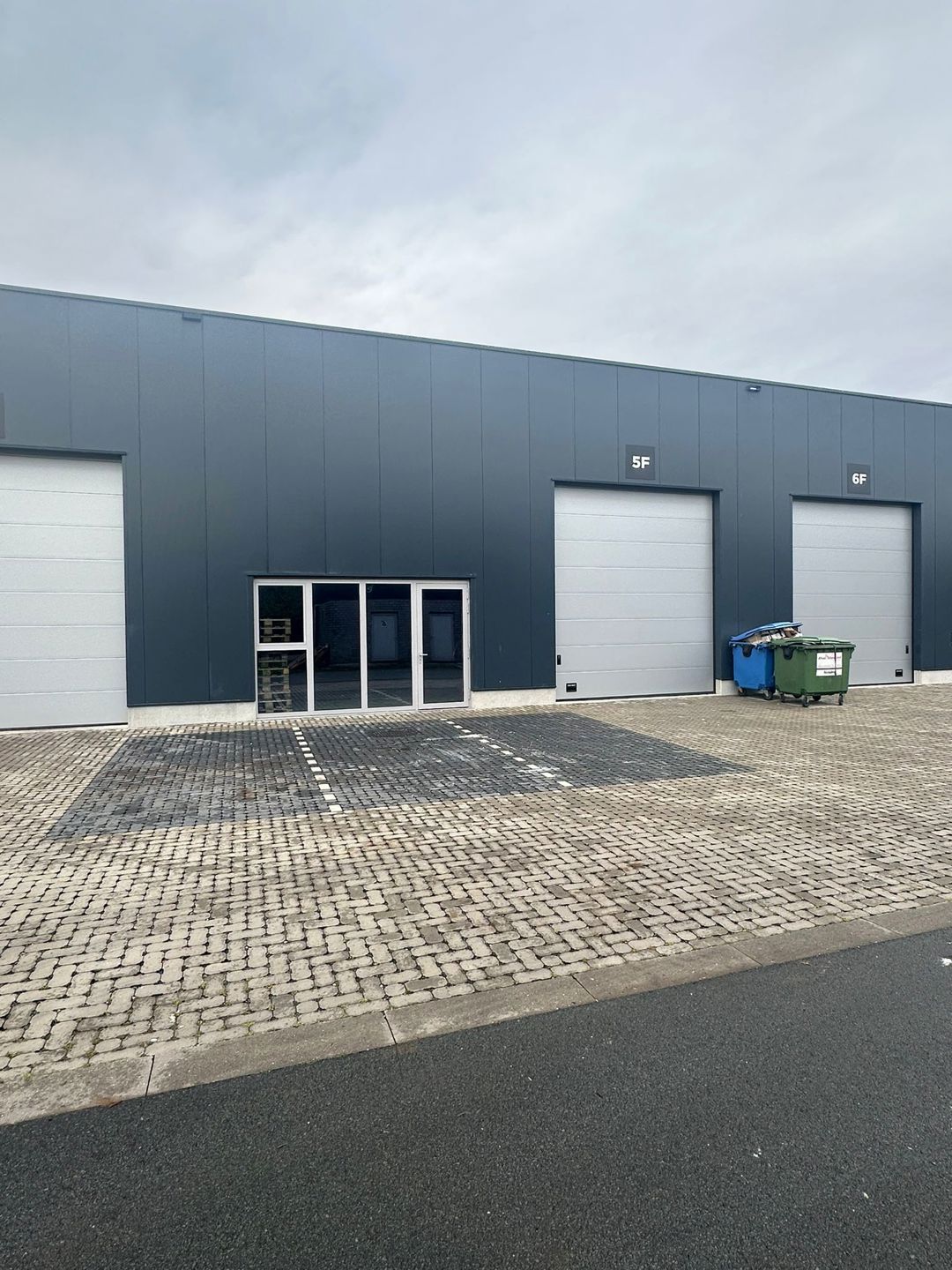 Te Huur Moderne KMO-unit van 255 m² te Stabroek – vlakbij A12 foto {{pictureIndex}}