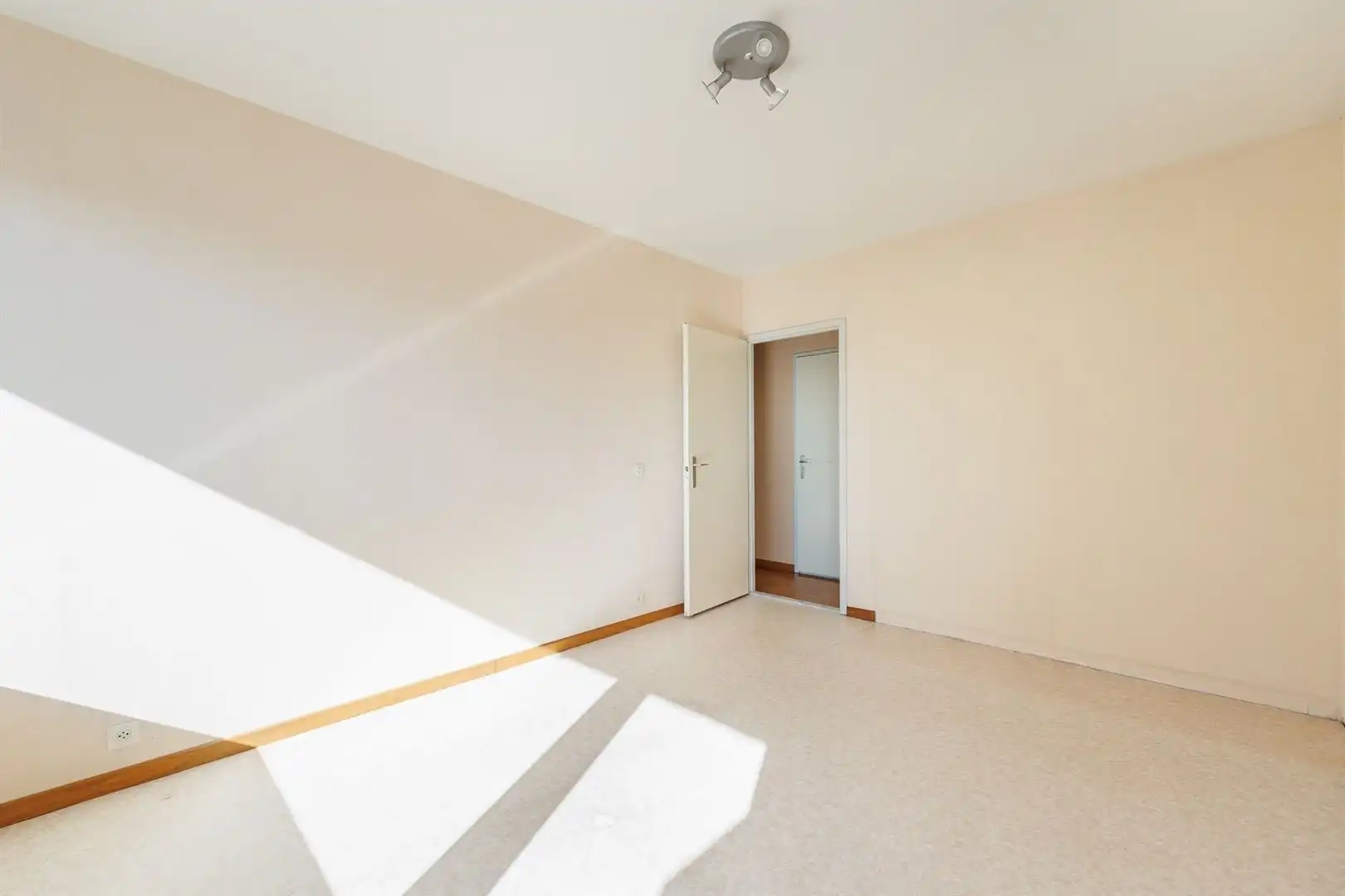 Lichtrijk appartement met panoramisch uitzicht, groot terras en parking foto 25