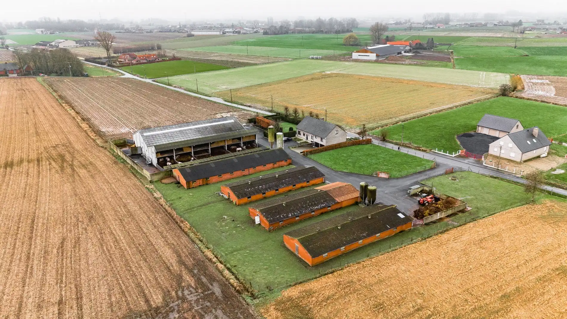 Woning op een perceel van 1394 m² en een terrein met groente- en veeteeltgebouwen op 7425 m² foto 3