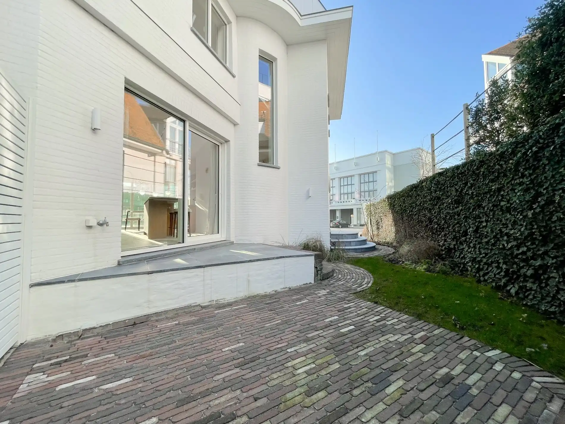 Exclusieve villa: Uitzonderlijk volledig gerenoveerde villa met frontaal zeezicht. foto 15