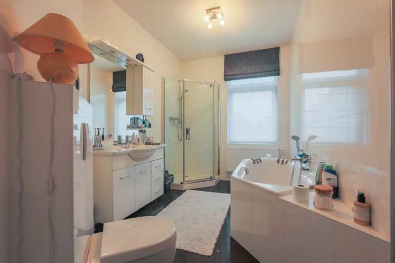 Prachtig Art-Deco-burgerhuis, met 3 slaapkamers, bureau, garage, tuin....(vloerverwarming, zonneboiler,elektr. goedgekeurd...) foto 16