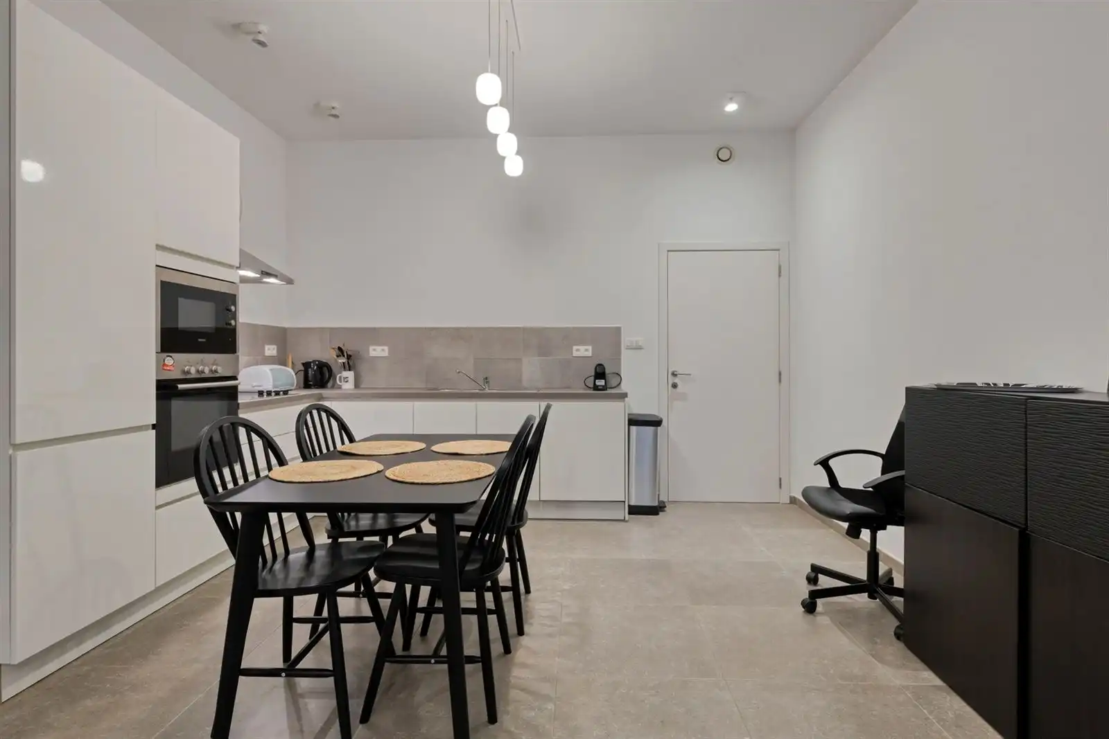 VOLLEDIG GERENOVEERD & GEMEUBELD APPARTEMENT IN HET HART VAN DE DIAMANTBUURT foto 6