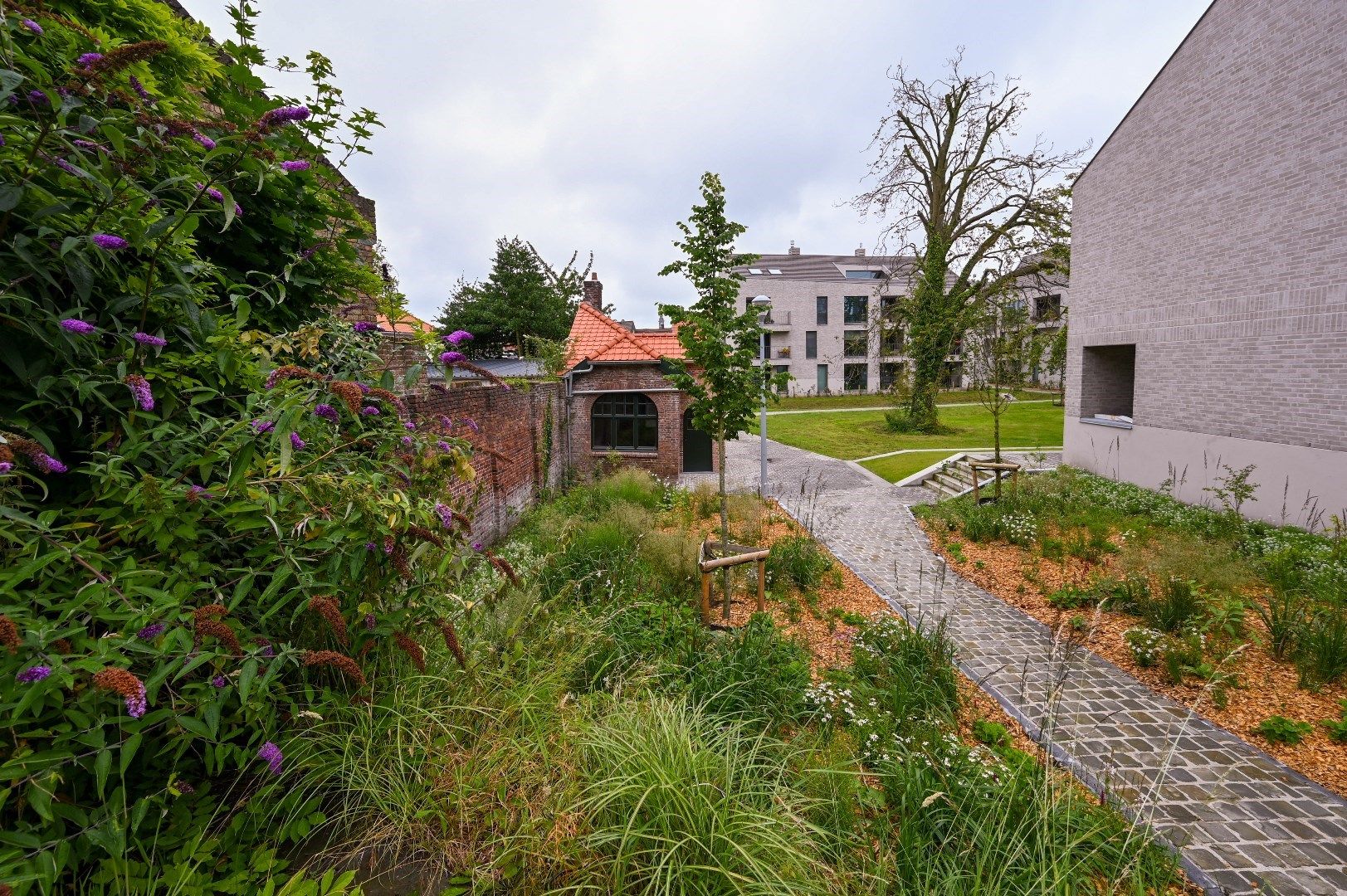 Eclectische burgerwoning als potentieel kantoor op de rand van de historische stadskern foto 11