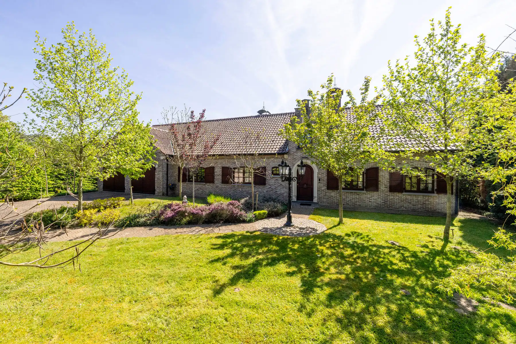 Ruim landhuis op ca. 3010 m² grond met ca. 736 m² bew.opp. foto 2