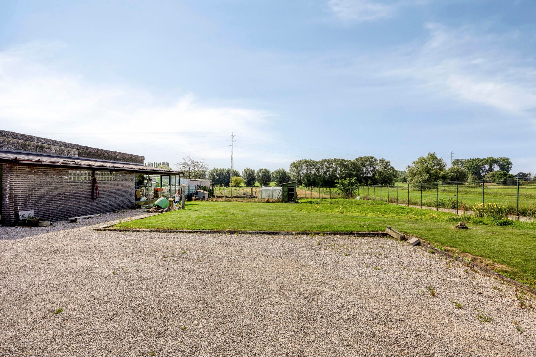 Vrijstaande woning met grote tuin en veel potentieel foto 24