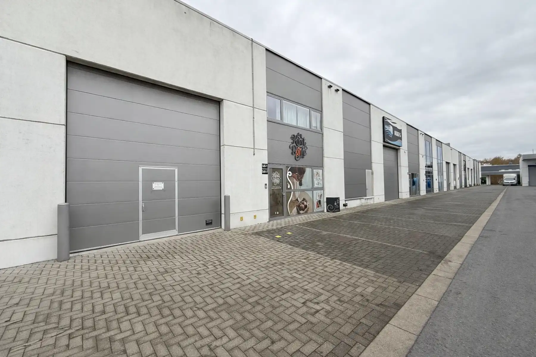 Perfect afgewerkt industriepand met kantoor en loods foto 38