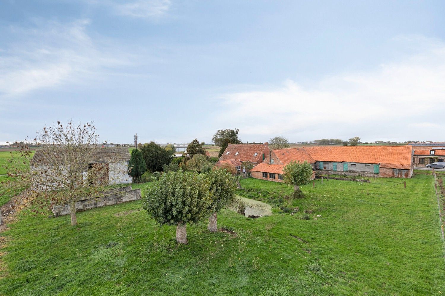 Hoofdfoto van de publicatie: Beveren aan de IJzer: Charmant en historisch hoevetje met woonhuis, diverse stallingen, loods en weide op 3.967m² totale grondopp.