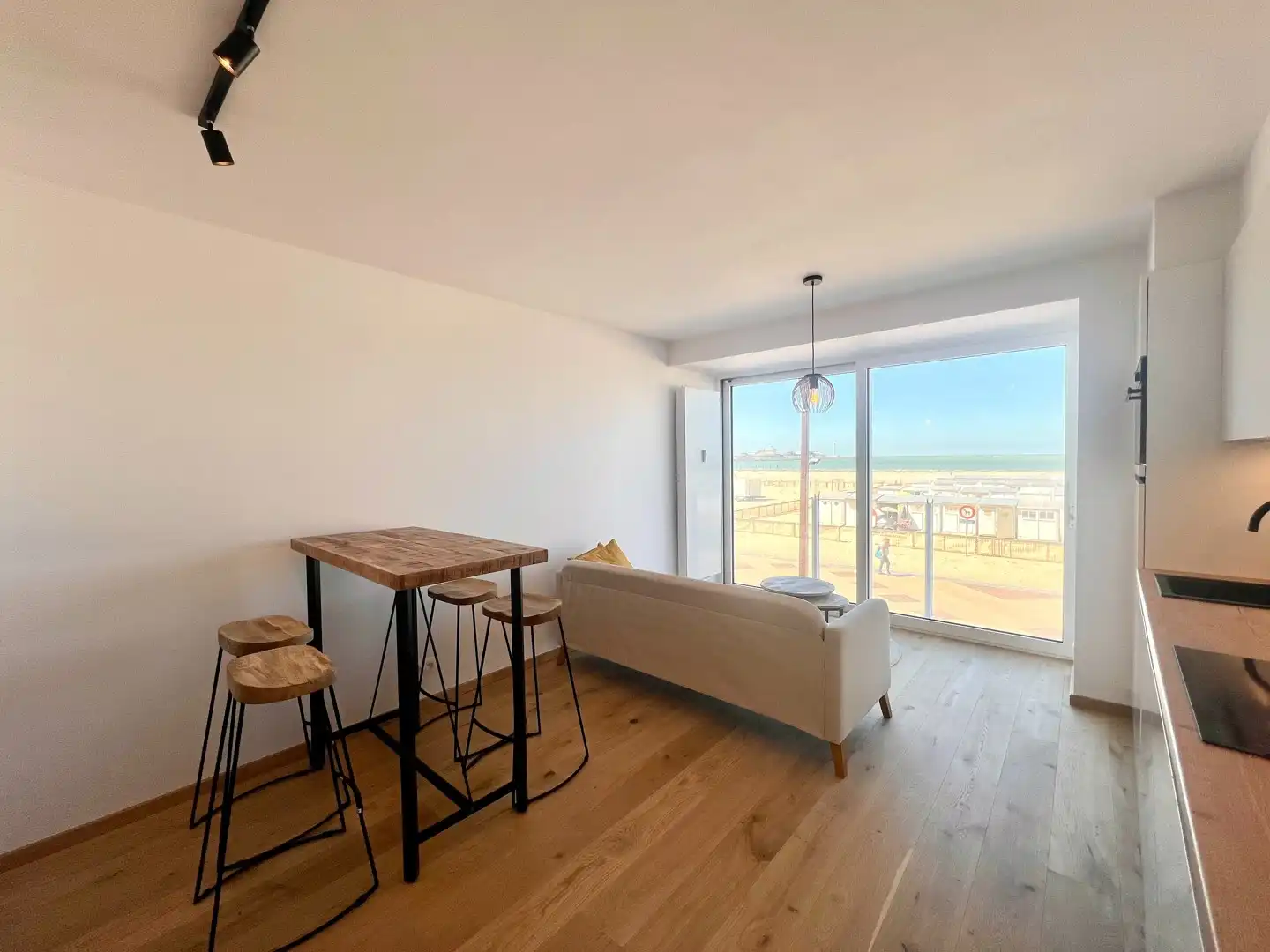 Gerenoveerde studio met slaaphoek op de Zeedijk foto 4