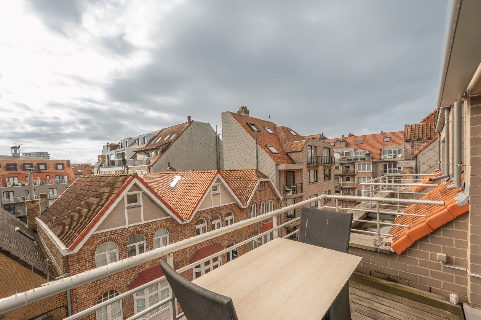 Volledig gerenoveerde duplex penthouse met 3 volwaardige slaapkamers in het centrum van Knokke. foto 8