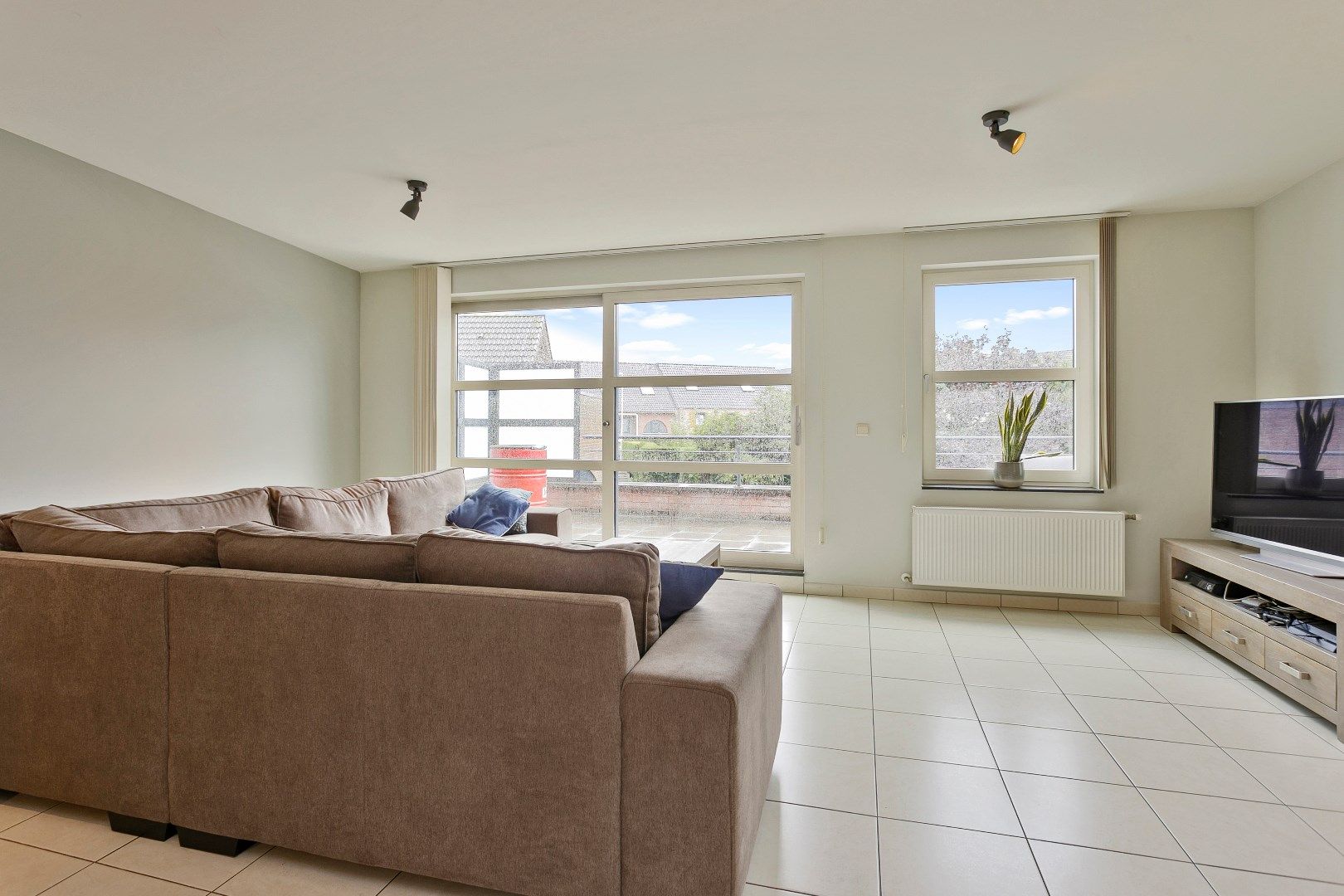 Comfortabel appartement voorzien van 3 slaapkamers, een fraai terras en een autostandplaats gelegen in het centrum van Kinrooi!  foto 8