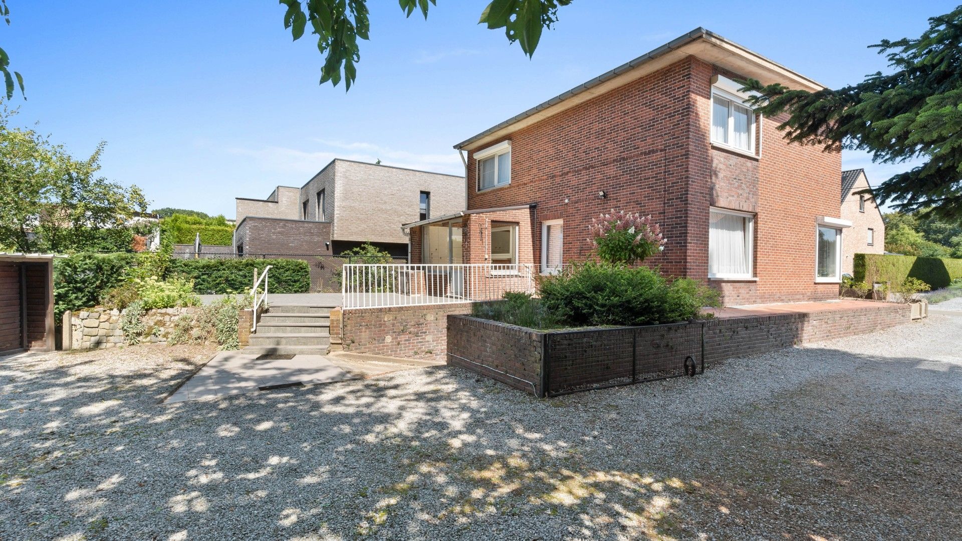 Vrijstaande woning op perceel van 9a 37ca foto 3