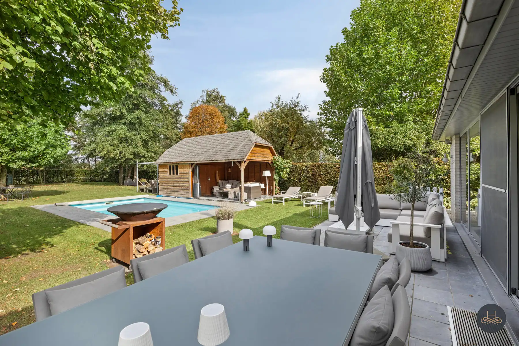 Imposante ruime villa met zwembad en een prachtige tuin foto 6