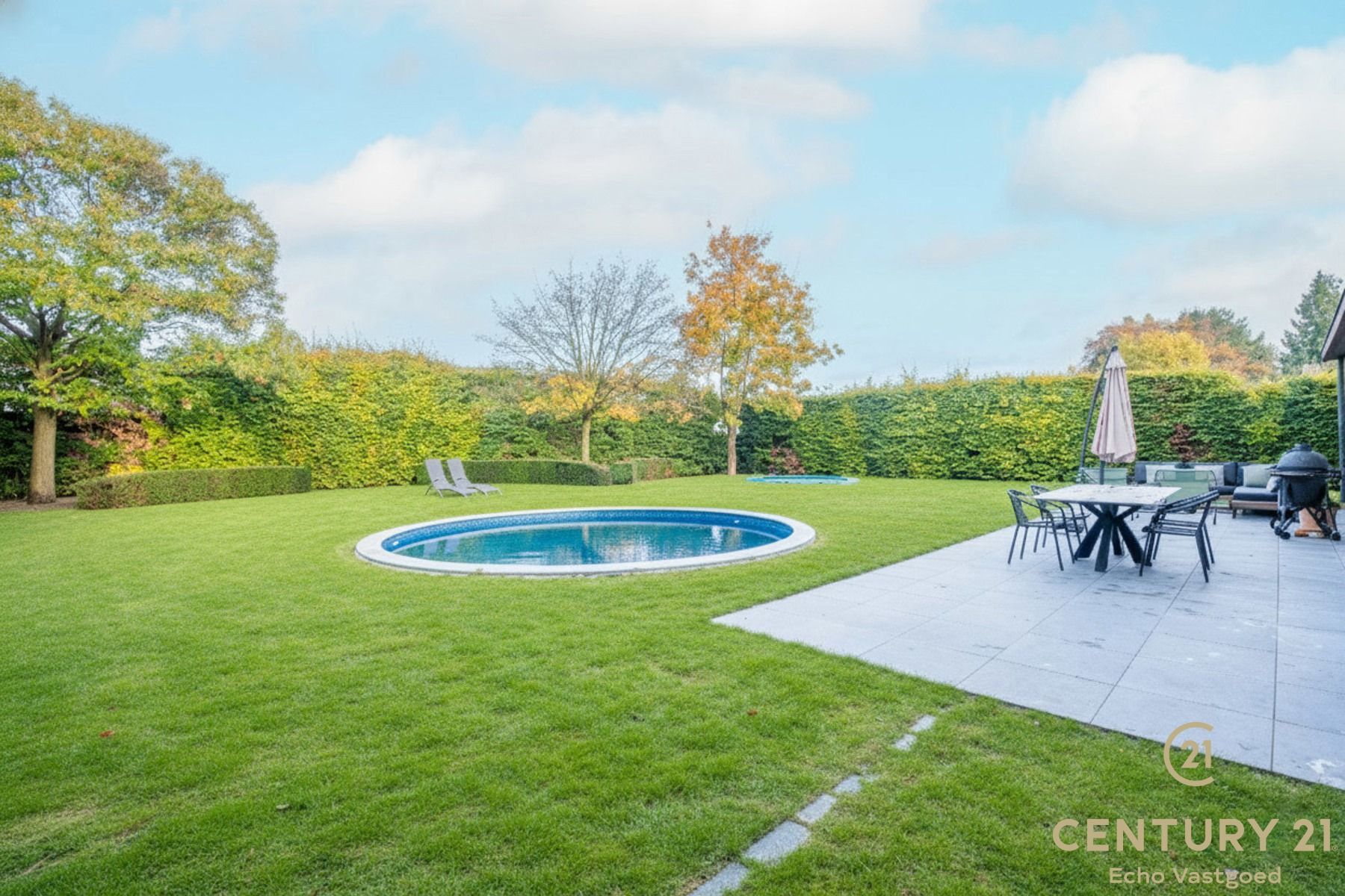 Praktisch gelegen, perfect onderhouden villa met zwembad foto 16