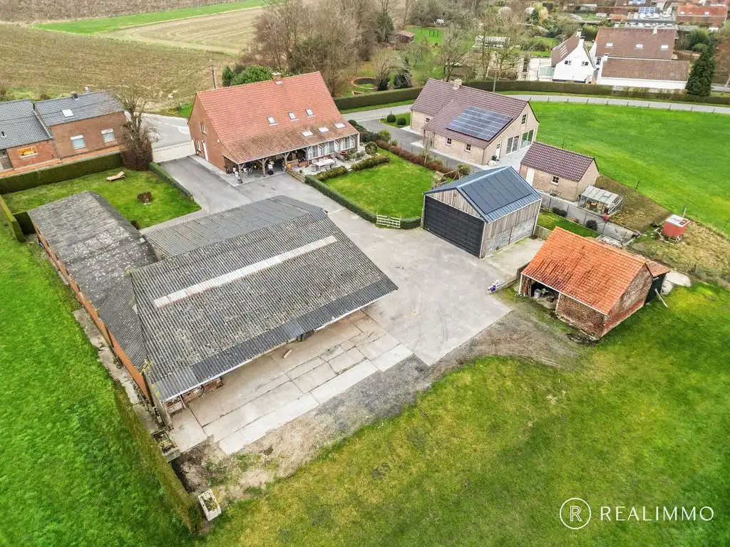 Hoofdfoto van de publicatie: Zéér ruime rustig gelegen villa met bijgebouwen op  8.292m²