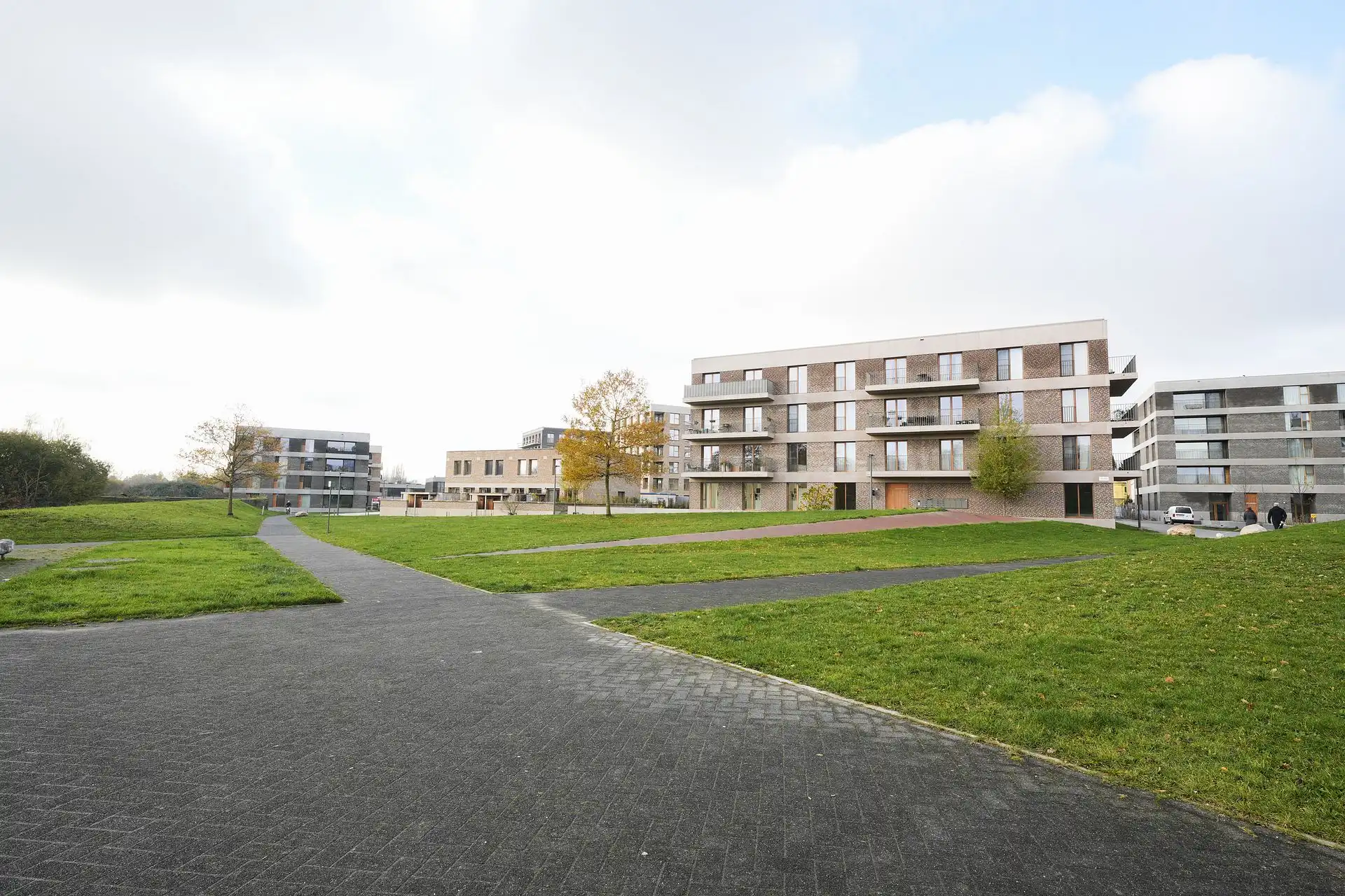 Modern BEN-appartement omringd door groen foto 18