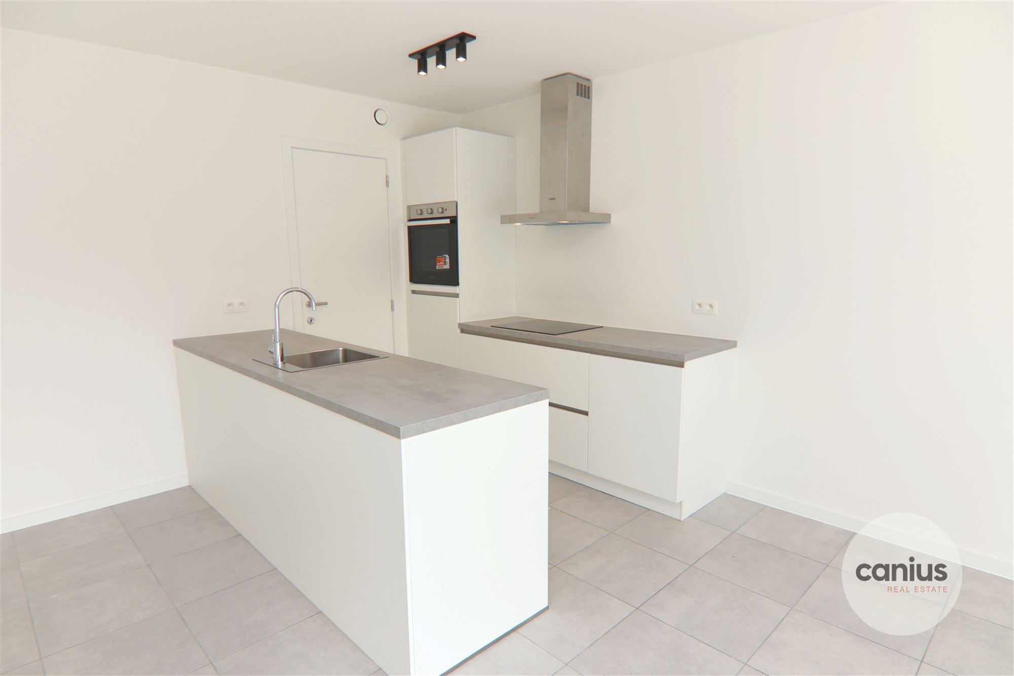 GESCHILDERD NIEUWBOUWAPP. IN HARTJE HASSELT MET 2 SLKS + TERRAS & PARKING foto {{pictureIndex}}