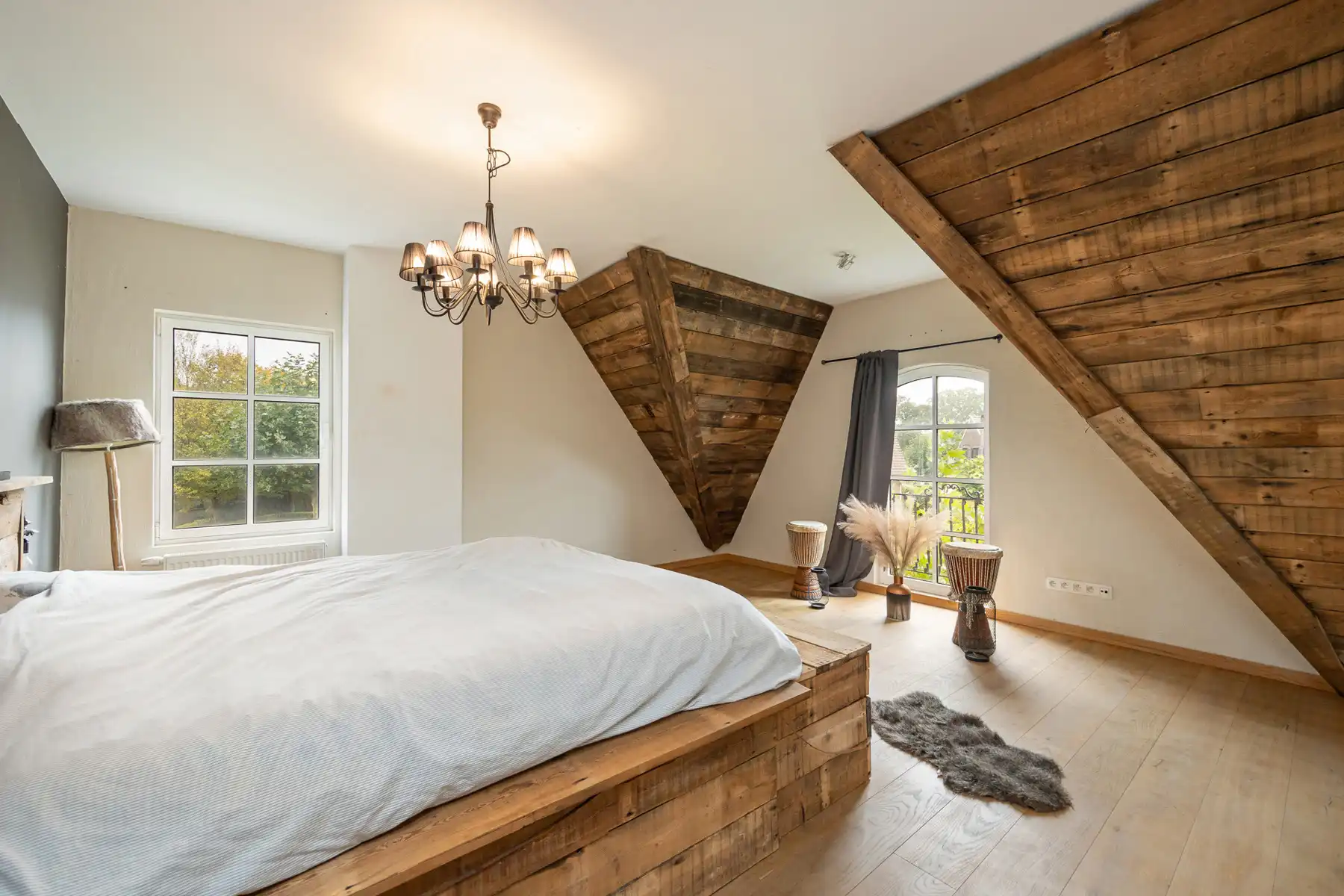 Karaktervolle gerenoveerde woning op een perceel van ca 780 m². foto 14