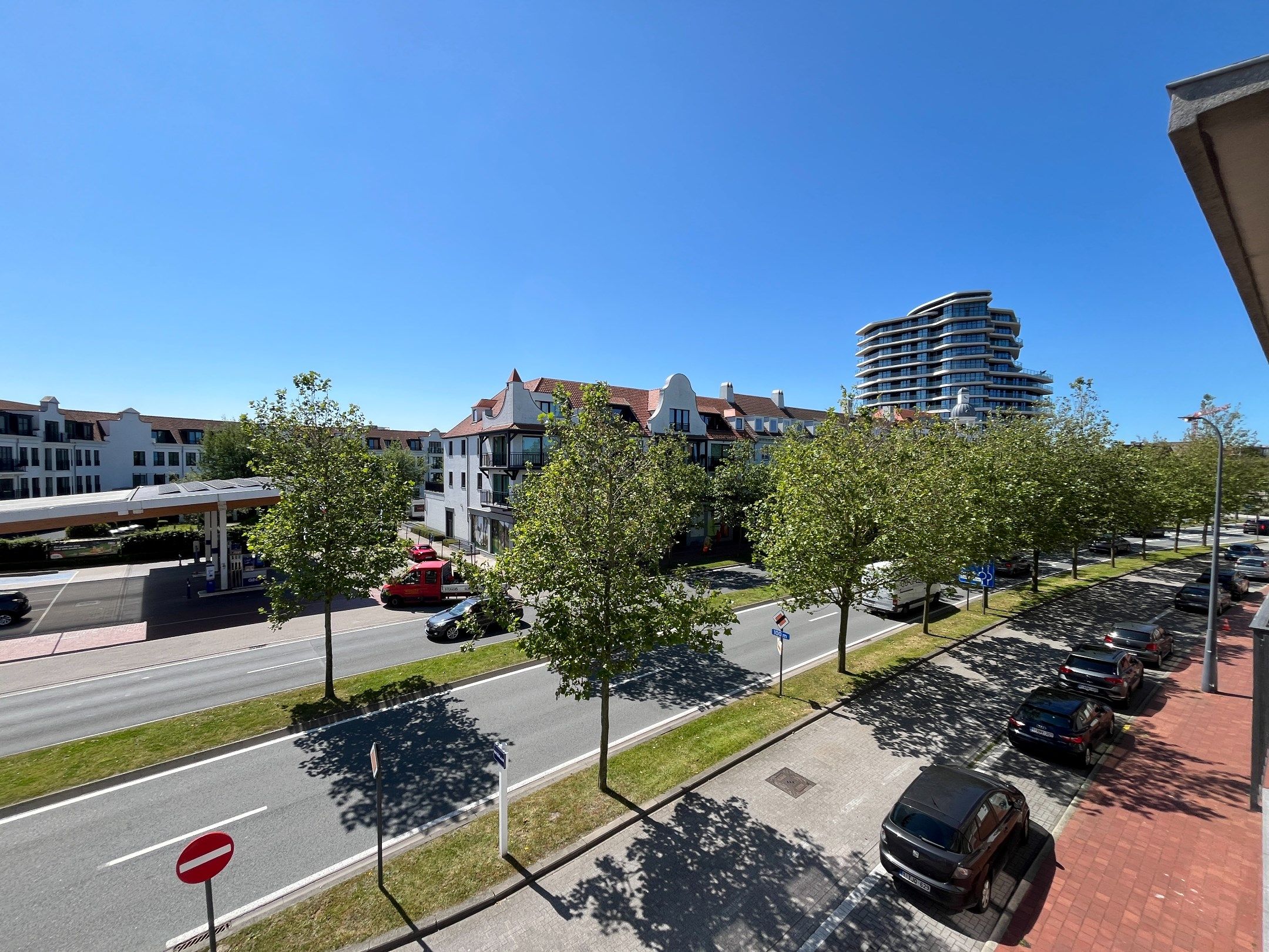 Te renoveren appartement genietend van open zichten, vlakbij het centrum van Knokke. foto 6