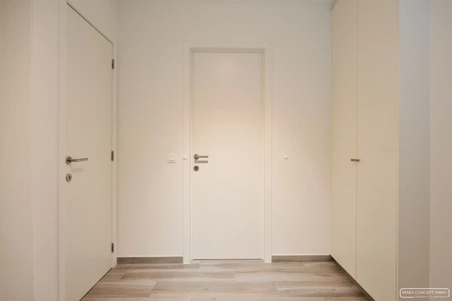 Instapklare, gerenoveerde woning met ruime garage in hartje Kortrijk foto 3