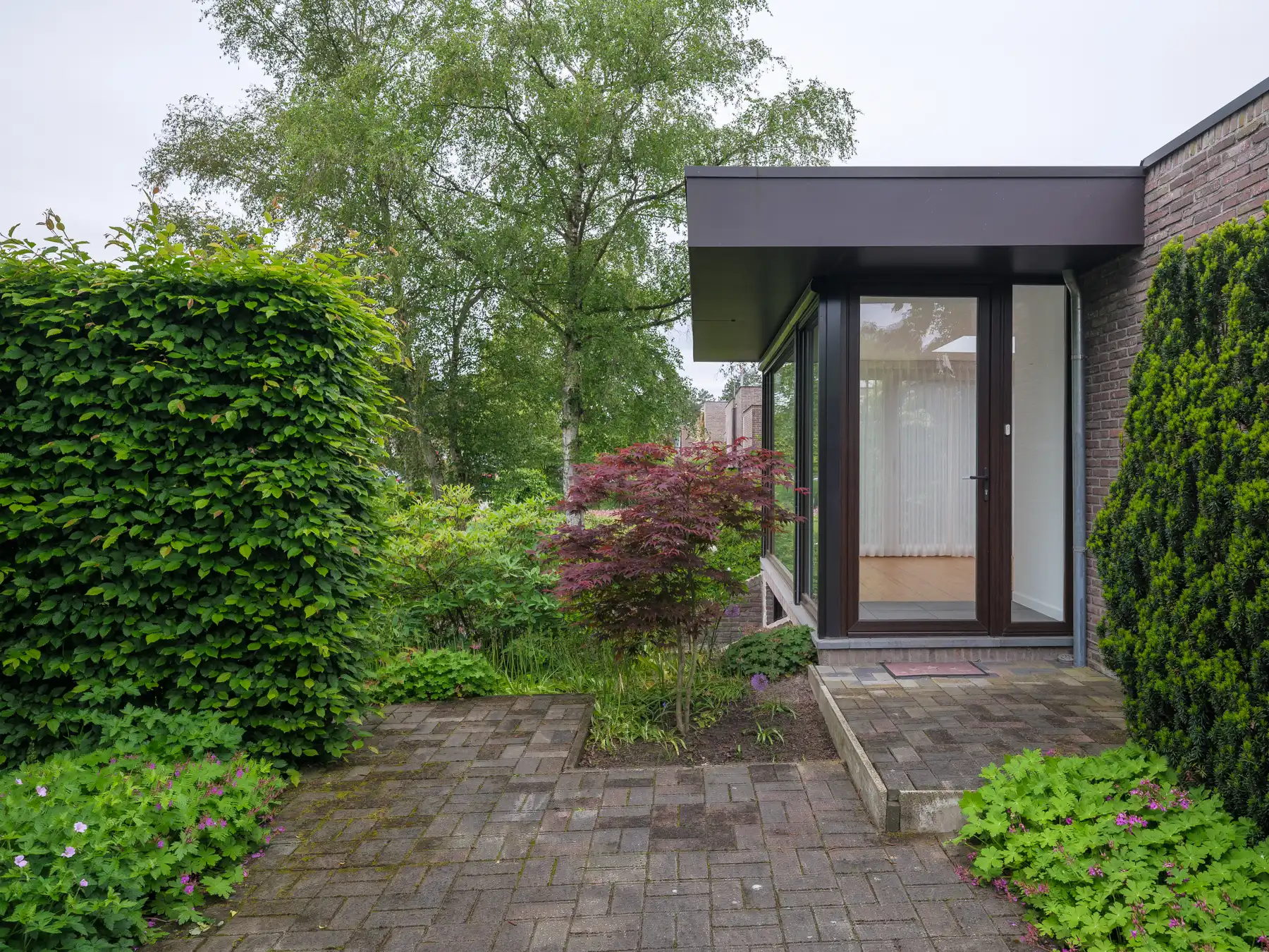 Architecturale woning in een rustige residentiële buurt  foto 18