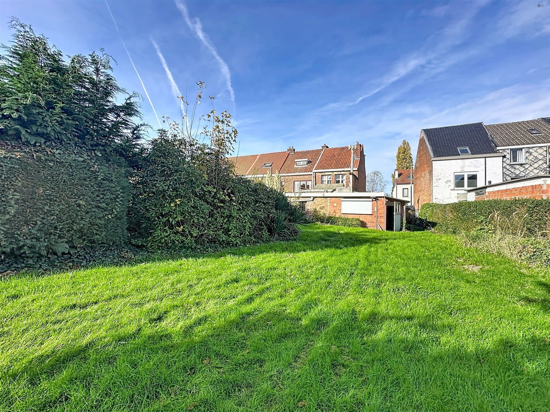 Halfopen bebouwing met 3 slaapkamers, ruime garage op perceel van 380m². foto 4