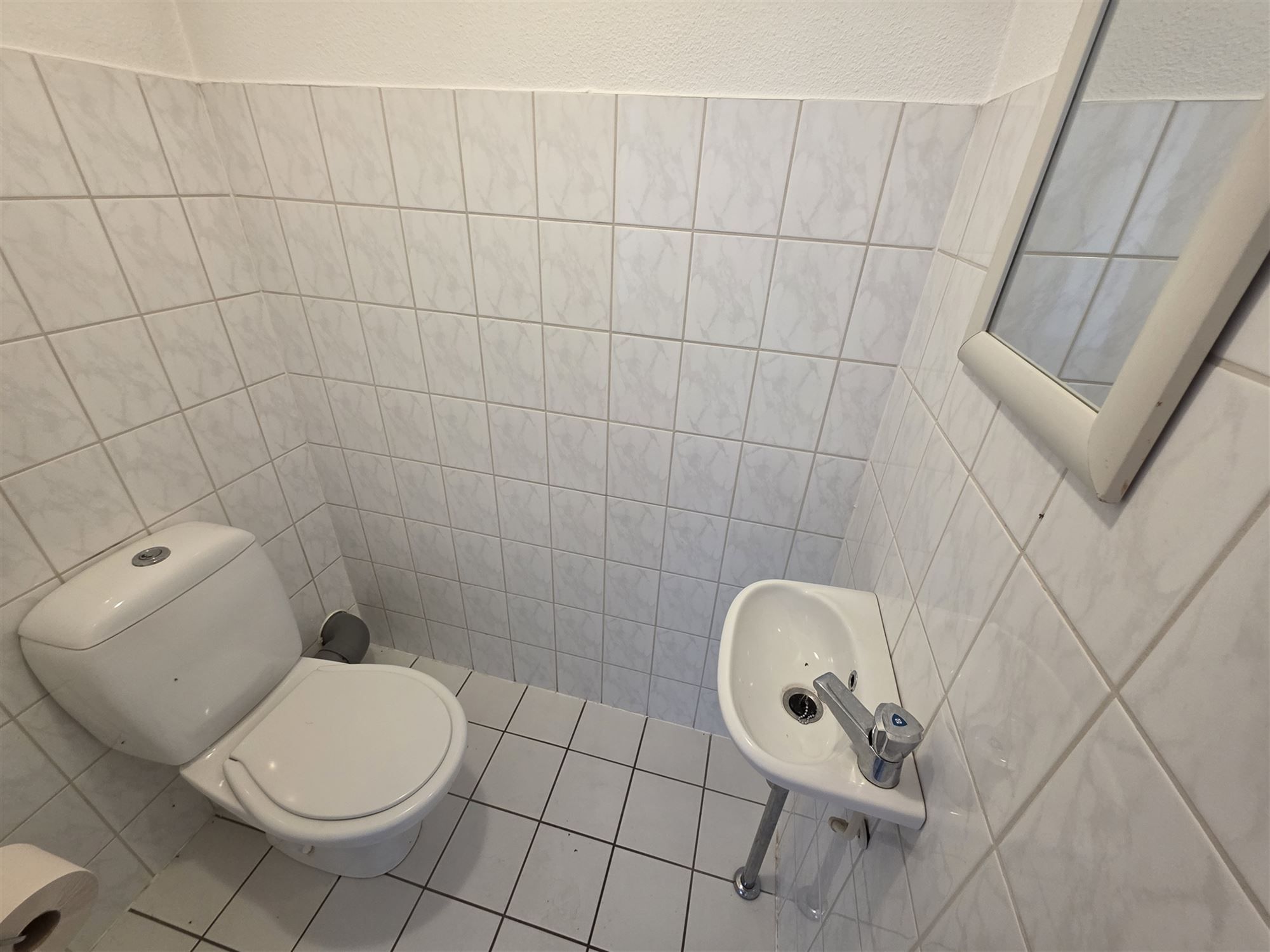 Ruim 2-slaapkamer appartement met overdekte garage. foto 12