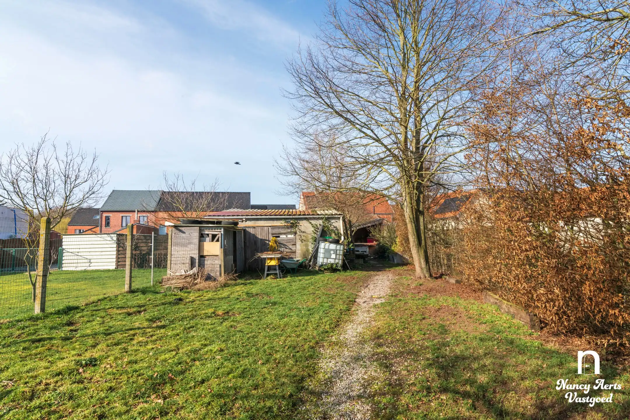 Ruime halfopen woning met tuin en veel potentieel foto 25