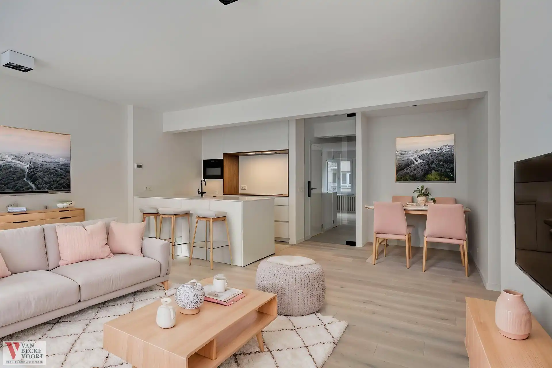 Stijlvol gerenoveerd appartement met 2 slaapkamers en terras foto {{pictureIndex}}