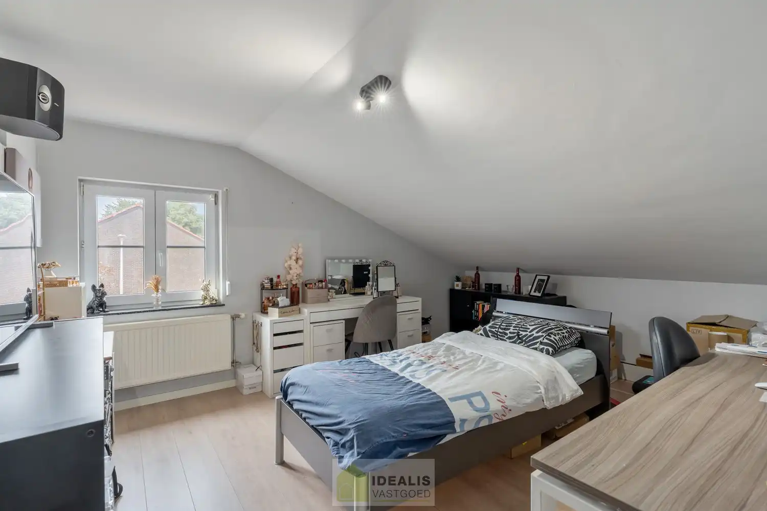 IDEALIS VASTGOED – ZEER RUIME EENGEZINSWONING MET EEN KNAPPE LEEFRUIMTE MET AANSLUITEND OPEN MODERNE KEUKEN, MOMENTEEL 3 SLAAPKAMERS MAAR MOGELIJKHEID TOT 4 SLAAPKAMERS, 2 BADKAMERS, ONDERKELDERD EN VOLLEDIG AANGELEGD MET EEN KNAPPE TUIN EN HEERLIJK OVERDEKT TERRAS OP EEN PERCEEL VAN 5A 63CA! Deze ruime gezinswoning omvat +- 215m² netto bewoonbare oppervlakte met een aangename woonkamer bestaande uit zit-en eetgedeelte, een open moderne keuken, 3 slaapkamers maar mogelijkheid tot 4 slaapkamers en 2 badkamers. Een unieke kans voor kandidaten op zoek naar een ééngezinswoning voorzien van alle faciliteiten en comfort op een fijne locatie in een residentiële wijk tussen de centra van Oudsbergen, Bocholt, Bree en Peer! De huidige eigenaars hebben de woning in 2023 grondig gerenoveerd en o.a. voorzien van vloerverwarming, een warmtepompboiler en 2 lucht-luchtsystemen om te koelen en warmen!! foto 27