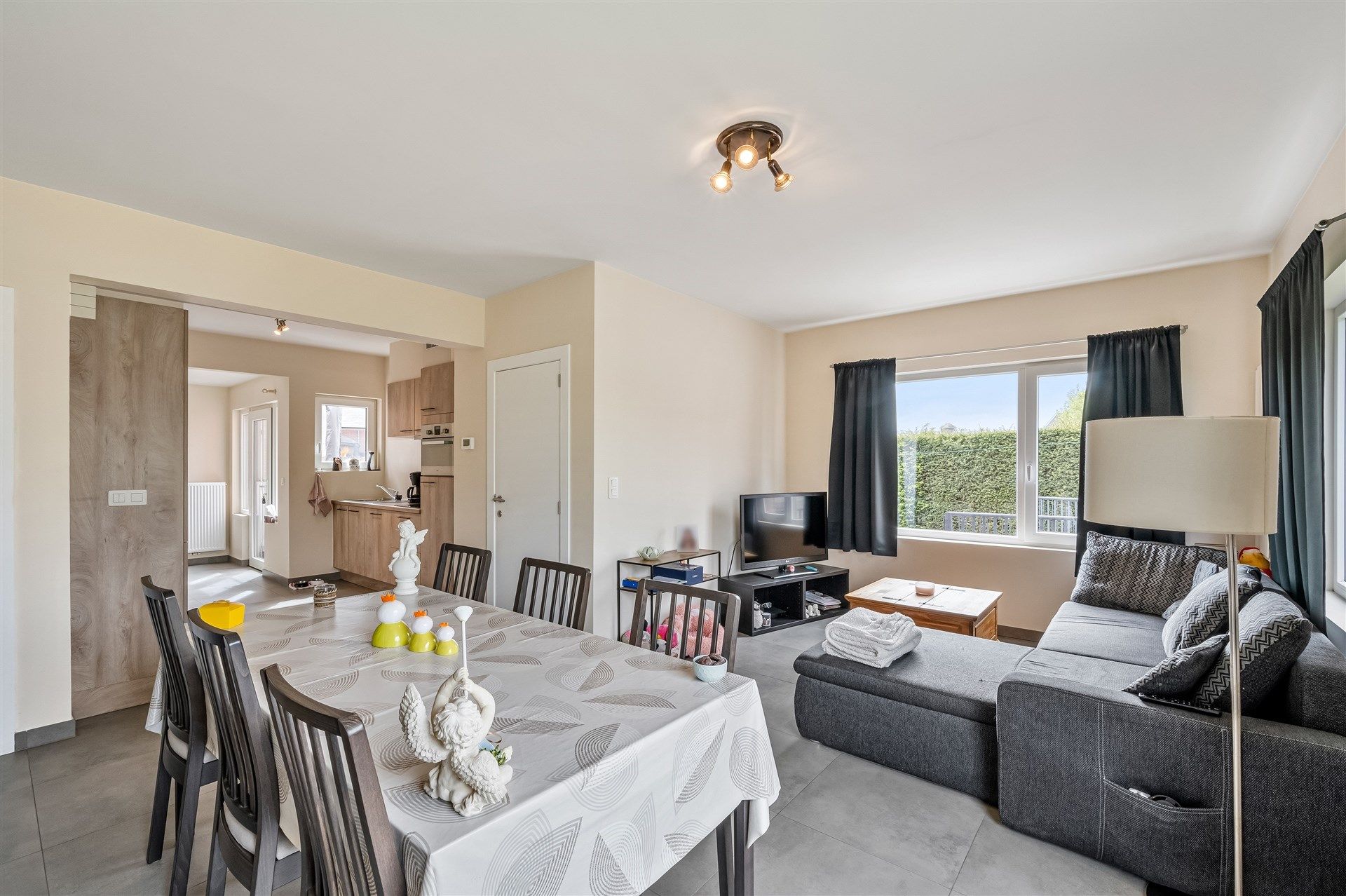 Charmante woning met 3 slaapkamers en leuke tuin. foto 8